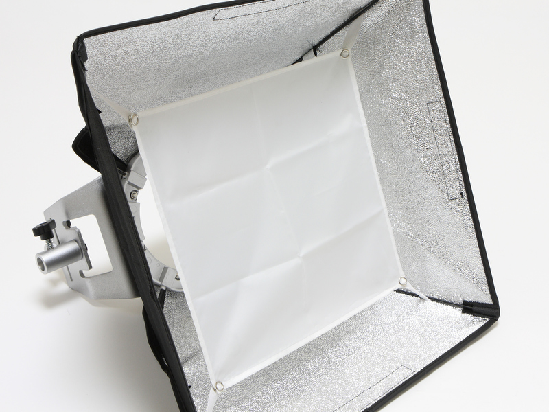 <b>インナーデフューザーを装着した様子。これがあるのとないのでは、クリップオンストロボを使った時大きく変わってくる</b>