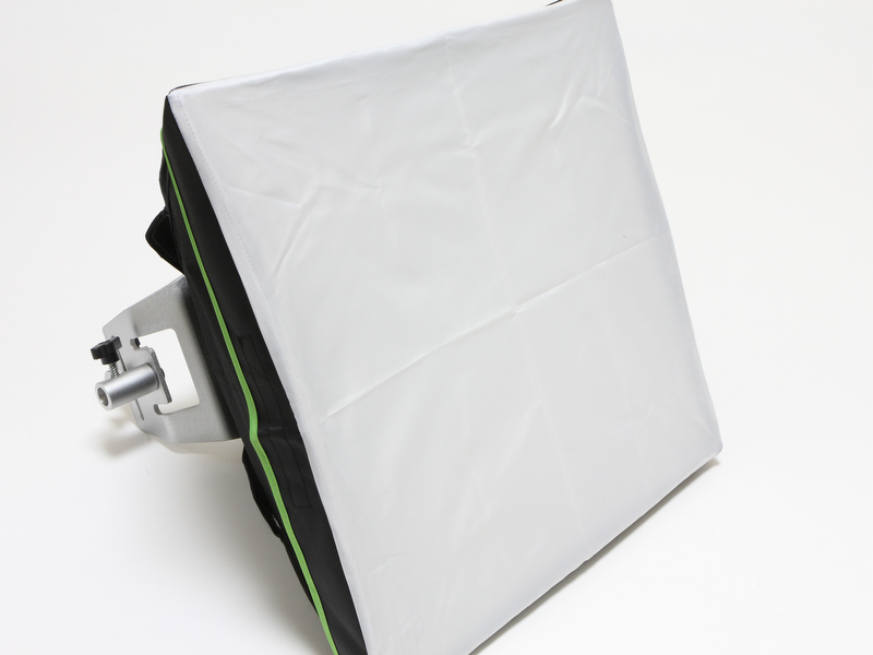 <b>フロントデフューザーをソフトボックスに装着すると組み立ては完了</b>