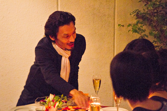 <b>デザイナーさんやメイクさんなどスタッフやクライアントさんも一緒に盛り上げて撮影は順調に進んでいく。食事シーンが無事に終了したところで10時をまわっていた。ここでボクは次の予定があり退散したが、この後も別シーンは続いたらしい。寒い中遅くまでオツカレサンでした</b>