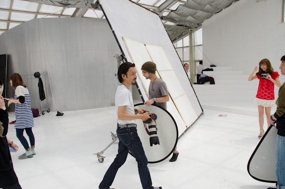 <b>ハウススタジオにはスタジオマンがいない場合が多いので、セッティングなどは編集スタッフなどでやらなければいけない。大きな窓からは光がたっぷりと入るので、ストロボなどライト類は使わずにレフ板や遮幕を活用</b>