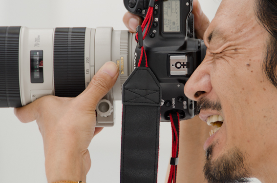 <b>ハウススタジオにはスタジオマンがいない場合が多いので、セッティングなどは編集スタッフなどでやらなければいけない。大きな窓からは光がたっぷりと入るので、ストロボなどライト類は使わずにレフ板や遮幕を活用</b>