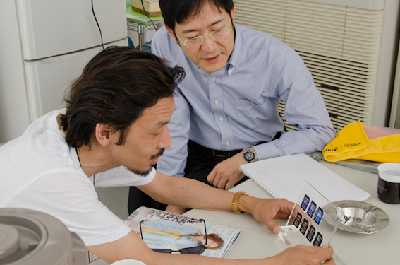 <b>ランチ休憩のあと午後からは、表4（裏表紙）にくる写真。SDメモリーカードの広告ページになるので、反射しない角度や商品にキズなどないか細かくチェックしてから撮影を再開</b>