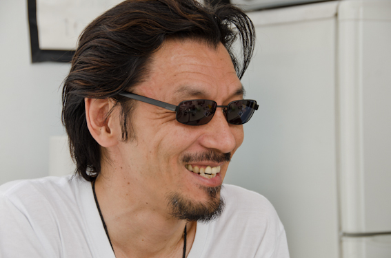 <b>ランチ休憩のあと午後からは、表4（裏表紙）にくる写真。SDメモリーカードの広告ページになるので、反射しない角度や商品にキズなどないか細かくチェックしてから撮影を再開</b>