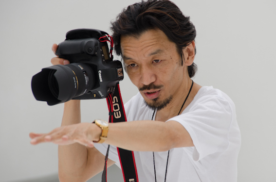 <b>ランチ休憩のあと午後からは、表4（裏表紙）にくる写真。SDメモリーカードの広告ページになるので、反射しない角度や商品にキズなどないか細かくチェックしてから撮影を再開</b>