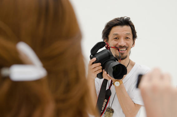 <b>カードの持ち方もバッチシ、モデルさんの表情もバッチシで、太陽の機嫌が悪くなる直前の午後3時には無事に全カット終了。オツカレサマでした～!!</b>