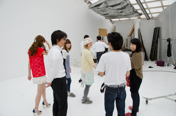 <b>カードの持ち方もバッチシ、モデルさんの表情もバッチシで、太陽の機嫌が悪くなる直前の午後3時には無事に全カット終了。オツカレサマでした～!!</b>