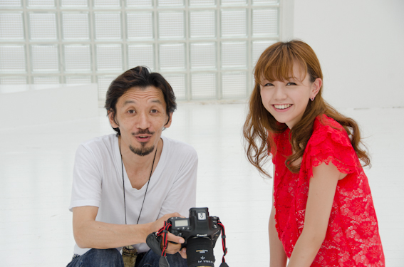 <b>カードの持ち方もバッチシ、モデルさんの表情もバッチシで、太陽の機嫌が悪くなる直前の午後3時には無事に全カット終了。オツカレサマでした～!!</b>