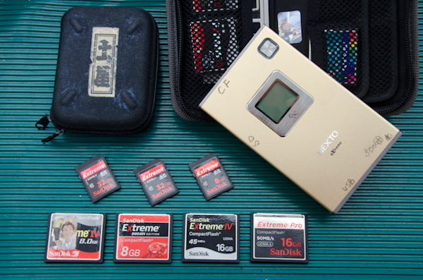 <b>ストレージはNEXTO eXtremeND-2700という直接カードを差し込むタイプの500GBのHDD。メモリーカード類はCFカードもSDHCカードも主にサンディスクのExtremeシリーズ。カードケースにはちゃんと千社札シールを貼っているところが築地ッコの証しだ（笑）</b>