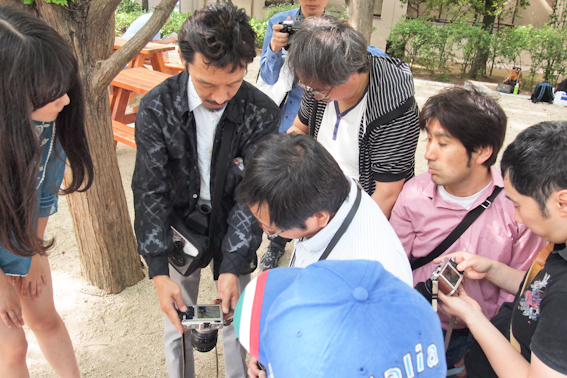 <b>撮った写真を液晶画面で確認しながら、どうやったらどんな効果があるか、どう変化するかなどの注意点やスキルアップの要点などを説明していく。わかりやすい先生で勉強になる</b>