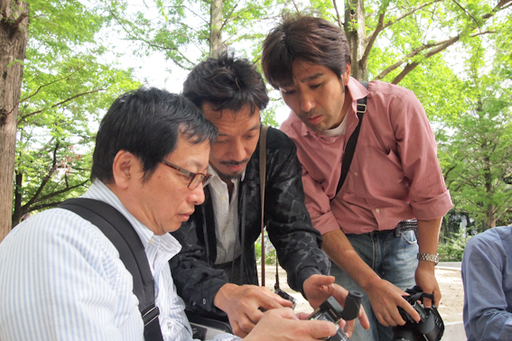 <b>撮った写真を液晶画面で確認しながら、どうやったらどんな効果があるか、どう変化するかなどの注意点やスキルアップの要点などを説明していく。わかりやすい先生で勉強になる</b>