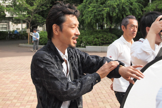 <b>午後3時が近づき「あと5分で終了です。最後におもいっきり撮ってくださいねー」と喝が飛ぶ。かくしてこの日の撮影実習も楽しく終わり、最後は全員で記念写真</b>