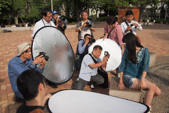 <b>午後3時が近づき「あと5分で終了です。最後におもいっきり撮ってくださいねー」と喝が飛ぶ。かくしてこの日の撮影実習も楽しく終わり、最後は全員で記念写真</b>