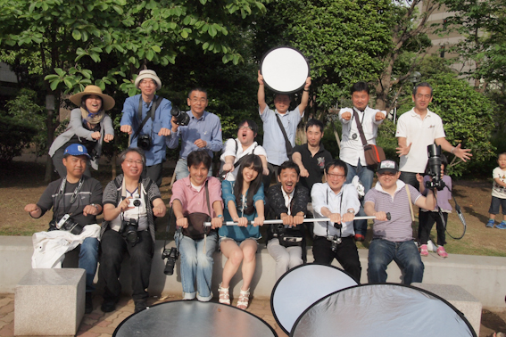 <b>午後3時が近づき「あと5分で終了です。最後におもいっきり撮ってくださいねー」と喝が飛ぶ。かくしてこの日の撮影実習も楽しく終わり、最後は全員で記念写真</b>