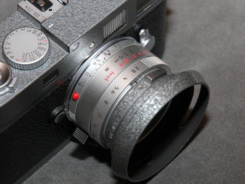 <b>シルバーの「エルマリートM F2.8/28mm ASPH.」が付属する</b>