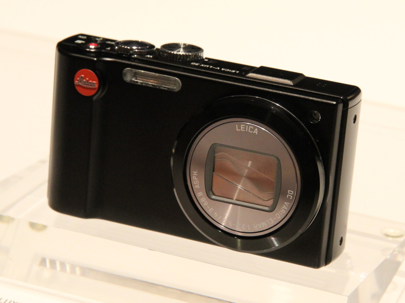 <b>6月10日に発売したGPS搭載モデル「V-LUX 30」（7万6,000円）</b>