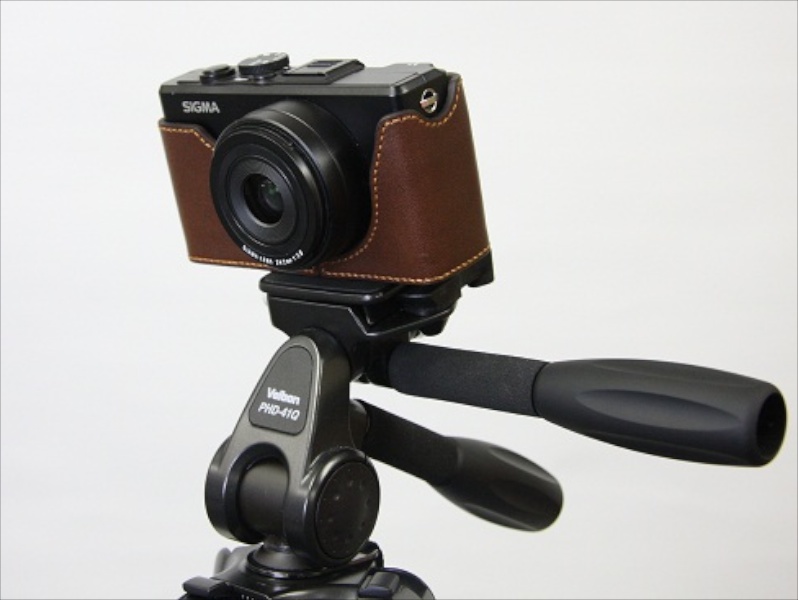 <b>三脚への装着にも対応する</b>