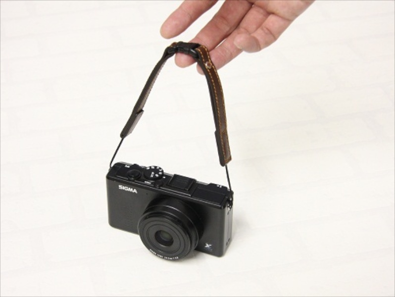 <b>ネックストラップとハンドストラップに切替が可能</b>