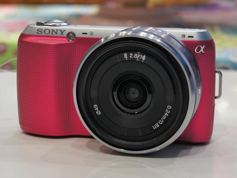 <b>NEX-C3（ピンク）。レンズはE 16mm F2.8</b>
