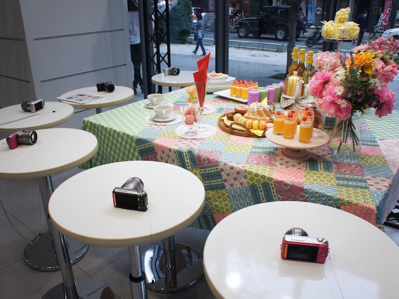 <b>撮影コーナーはスイーツ一色。地元で有名なカフェタナカ手製の品々だとか</b>