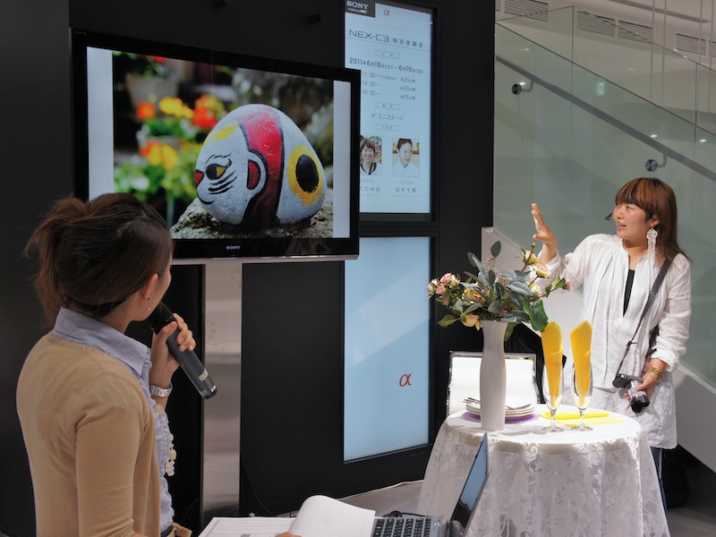<b>写真家かくたみほさん（右）によるNEX-C3のプレゼンテーション</b>
