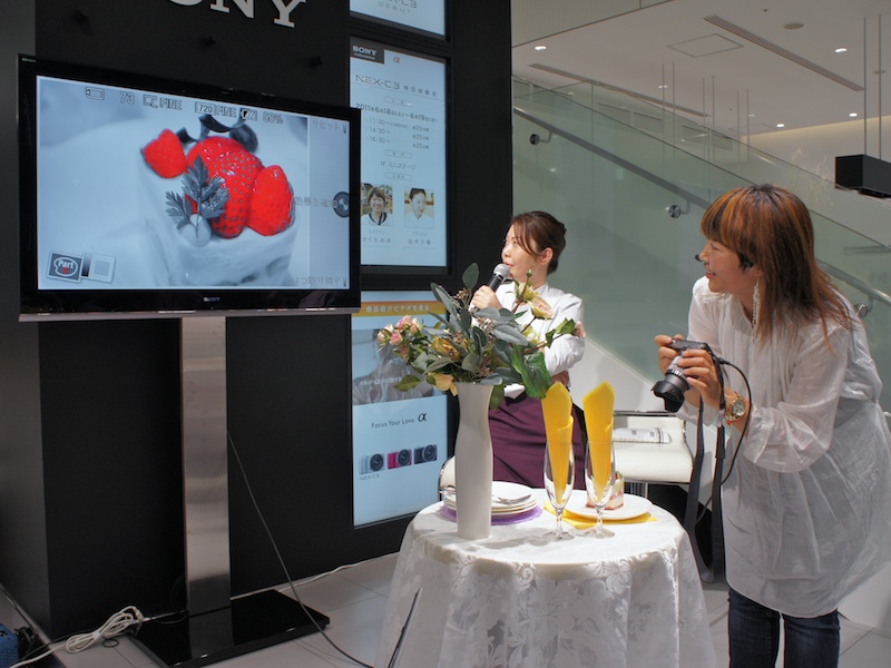 <b>カフェタナカのオーナーシェフ、田中千尋さん（中央）も加わり撮影デモへ</b>