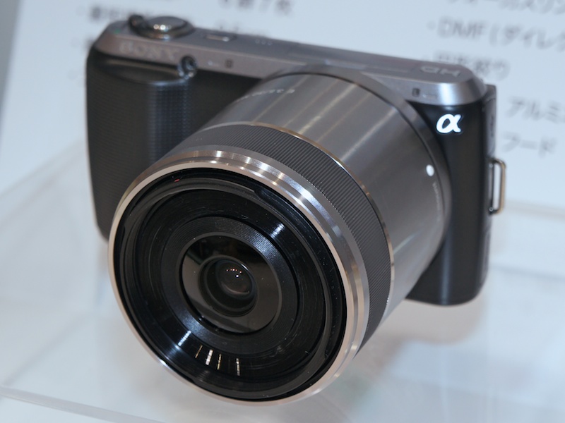 <b>9月発売予定のE 30mm F3.5 Macroも参考展示。透明ケース内で触れることはできなかった</b>