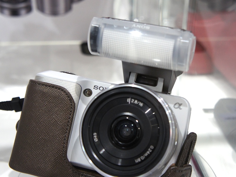 <b>クリップオンストロボのHVL-F20Sもあった。ガイドナンバー20でバウンス発光が可能。価格は1万5,750円</b>