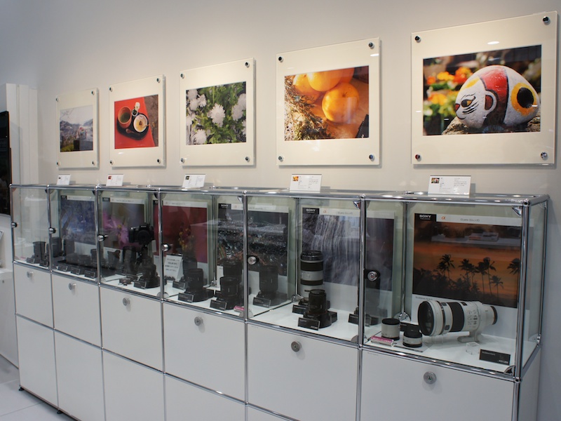 <b>Aマウントレンズの展示コーナー。上のプリントはかくたさんがNEX-C3で撮影したもの</b>