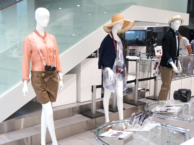 <b>ソニーストア名古屋内のマネキンは、同店にほど近いLeDome EDIFICE et IENA名古屋店がディスプレイしたという</b>