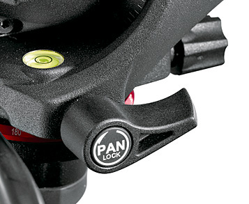 <b>水準器とパンロックレバーも備える</b>