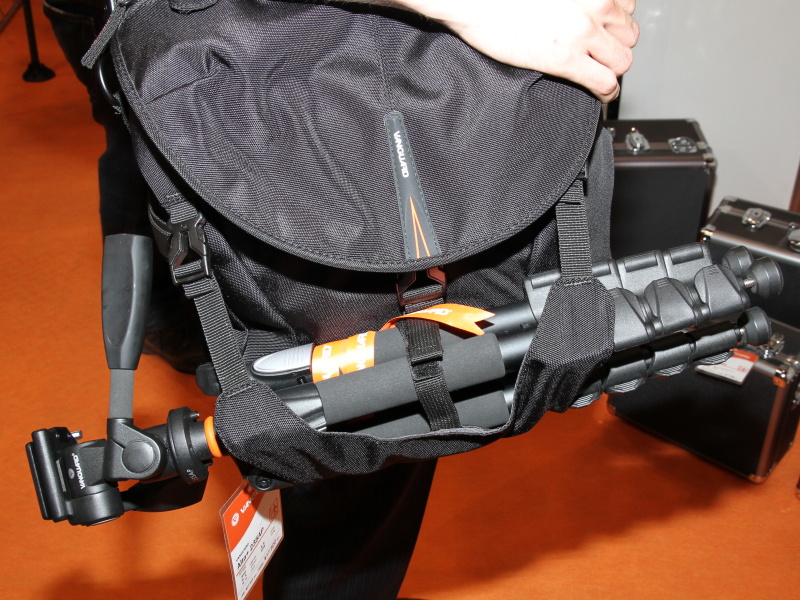 <b>ハンモック型の三脚ホルダーを装備</b>