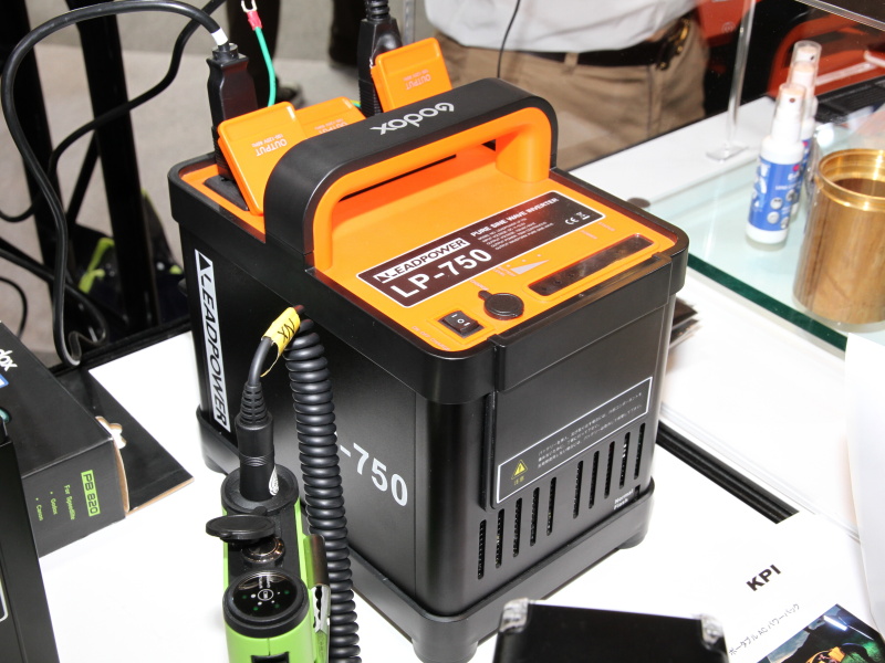 <b>Godox社のポータブル電源「LP-750」（15万3,300円）。屋外撮影での機材運用に向けた製品だが、計画停電の実施時にはパソコンや冷蔵庫の非常電源として多くの注文があったそうだ</b>