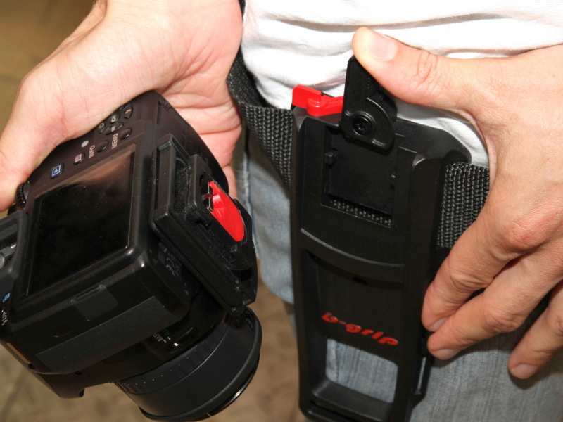 <b>腰につけた本体にカメラを固定する</b>