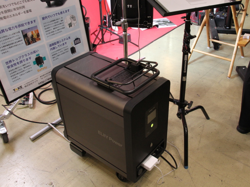 <b>パワーイレ。AC接続したMacBook Proを駆動しているところ</b>