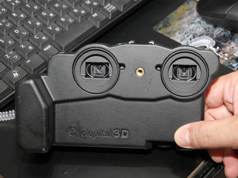 <b>Cyclopital3D製のレンズアダプターを装着したFinePix REAL 3D W3</b>