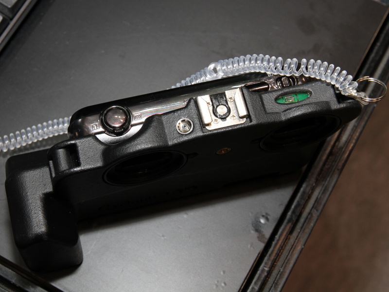 <b>37mm径のコンバージョンレンズを装着できるフィルターネジを搭載。ホットシューや水準器も備える</b>