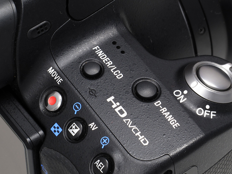 <b>D-RANGEボタンを押すと、［DRO］や［オートHDR］の設定がダイレクトに呼び出せる。なお、<a href="http://dc.watch.impress.co.jp/docs/news/20110620_454609.html"><u>6月20日のファームウェアアップデート</u></a>により、D-RANGEボタンで呼び出せる機能を変更できるようになった</b>