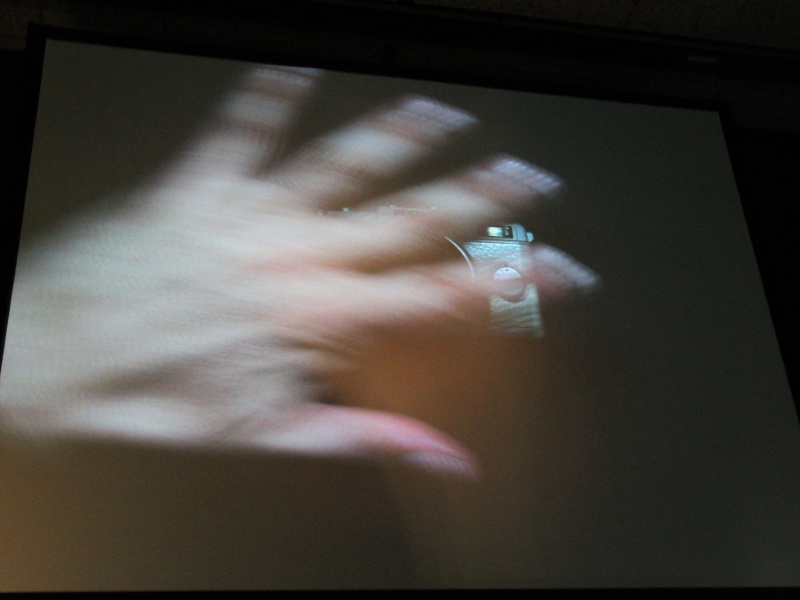 <b>短い映像が流れるのに合わせ、壇上で布をかけられていた新製品を披露した</b>