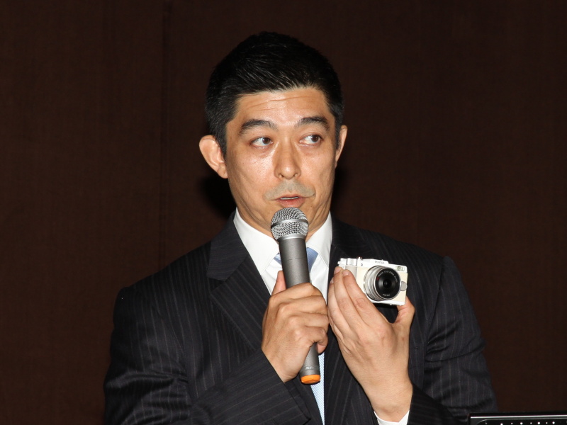 <b>PENTAX Qを手にする井植氏</b>