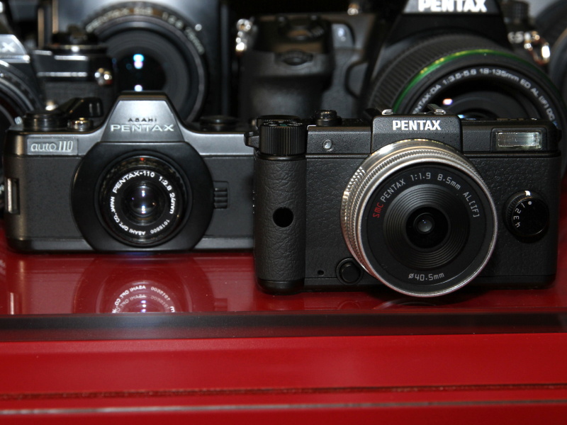 <b>「Auto110」（左）とPENTAX Q</b>