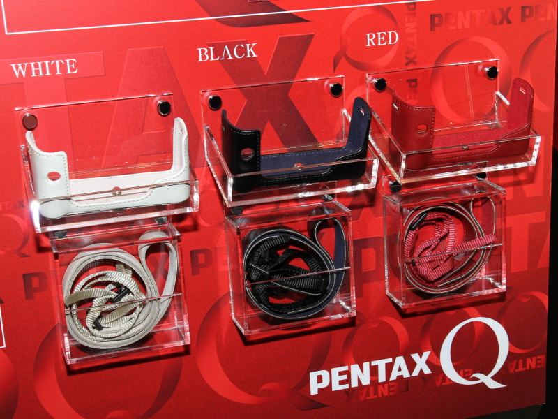 <b>ケースとストラップは3色を用意</b>