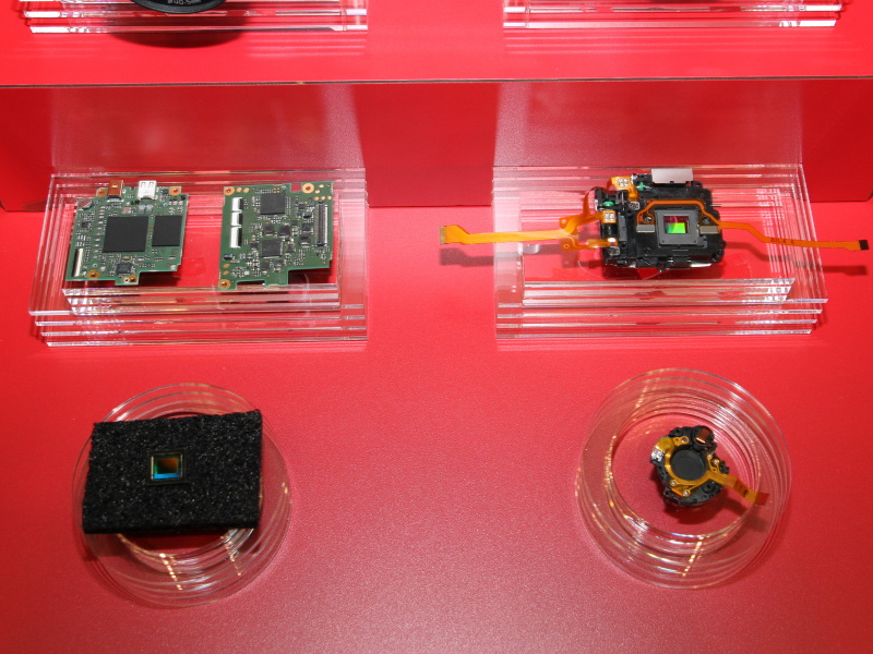 <b>メイン基板（左上）とセンサーユニット（右上）</b>