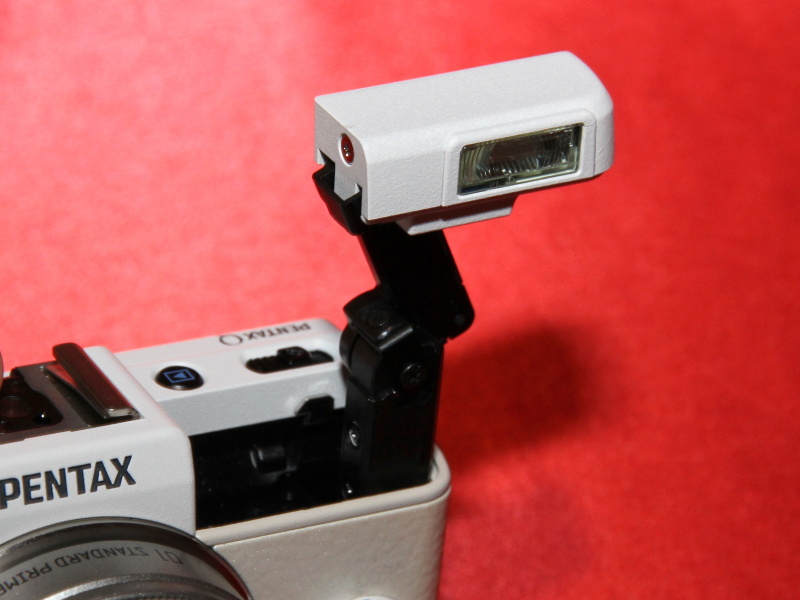 <b>リトラクタブル式の内蔵ストロボをポップアップしたところ</b>