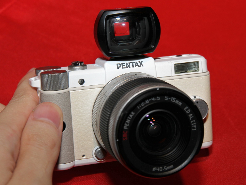 <b>「PENTAX-02 STANDARD ZOOM」を装着。ビューファインダーはPENTAX-01用のもの</b>