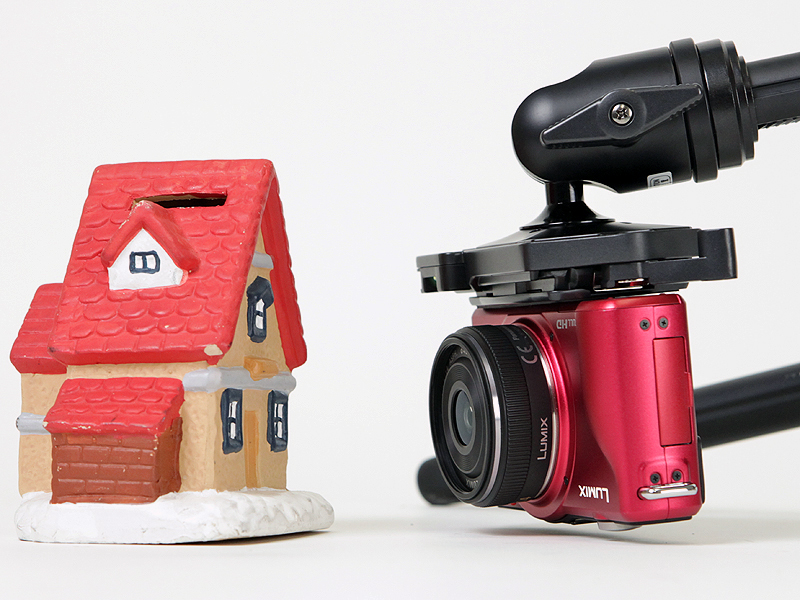 <b>カメラを上下逆にすると、さらに地面すれすれでの撮影も可能だ（このままだとシャッターが押せないので、実際はリモートレリーズを使用する必要がある）</b>