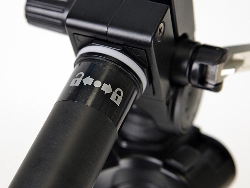 <b>グリップには回転とロックの方向が示してある</b>