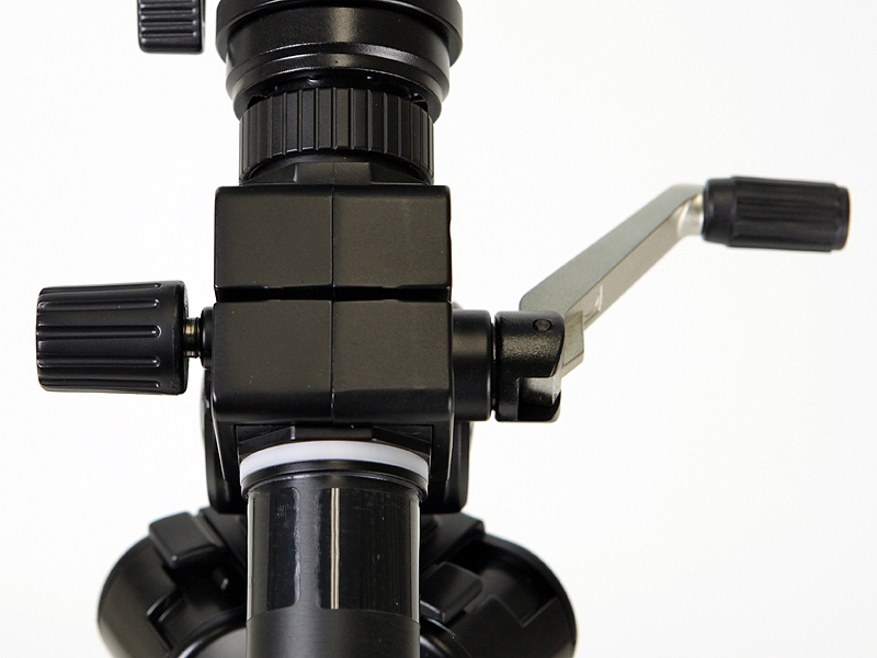 <b>センターボールの伸縮ロックは、クランクと反対側のツマミで行なう</b>