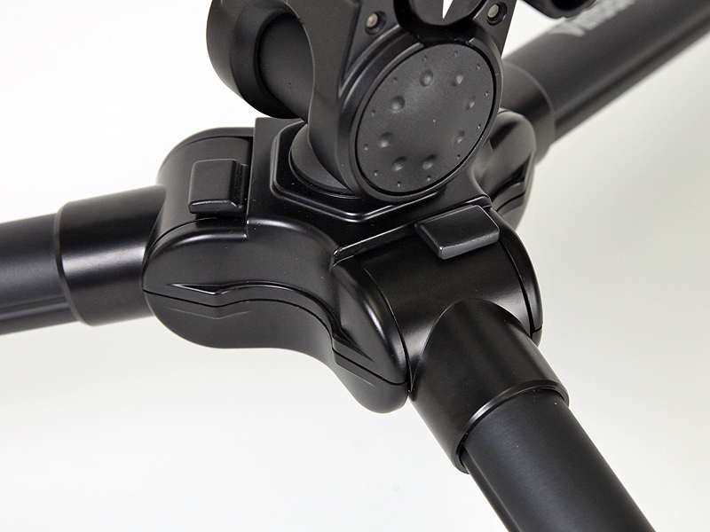 <b>三脚の本体部分には、3段の開脚機構を備える</b>