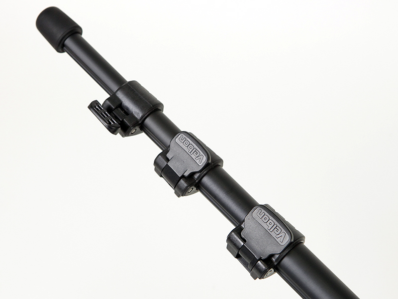 <b>脚はレバーロック式の4段。石突はゴム式</b>