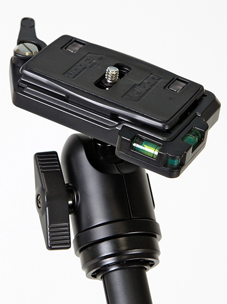 <b>クイックシュー式の自由雲台「QHD-53Q」が付属する。3軸の水準器を備える</b>